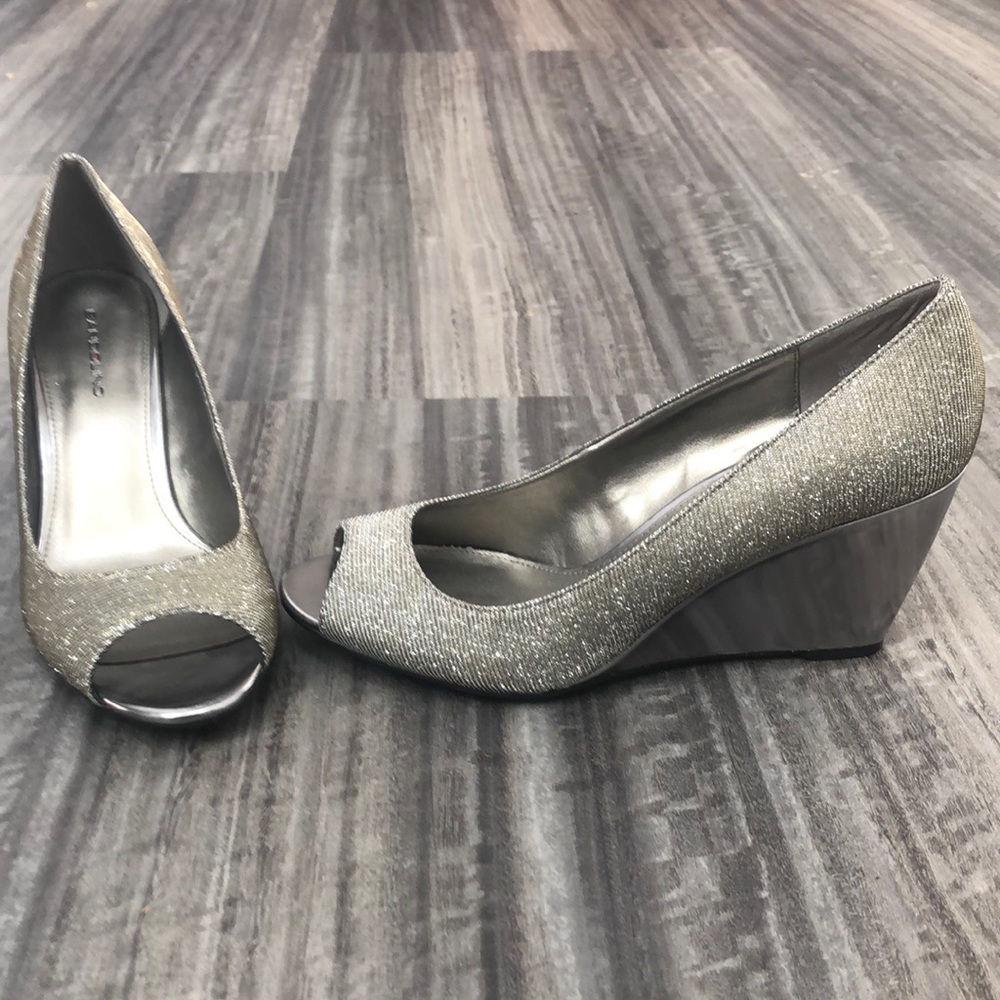 Bandolino silver shimmer shoes 8 NEW
